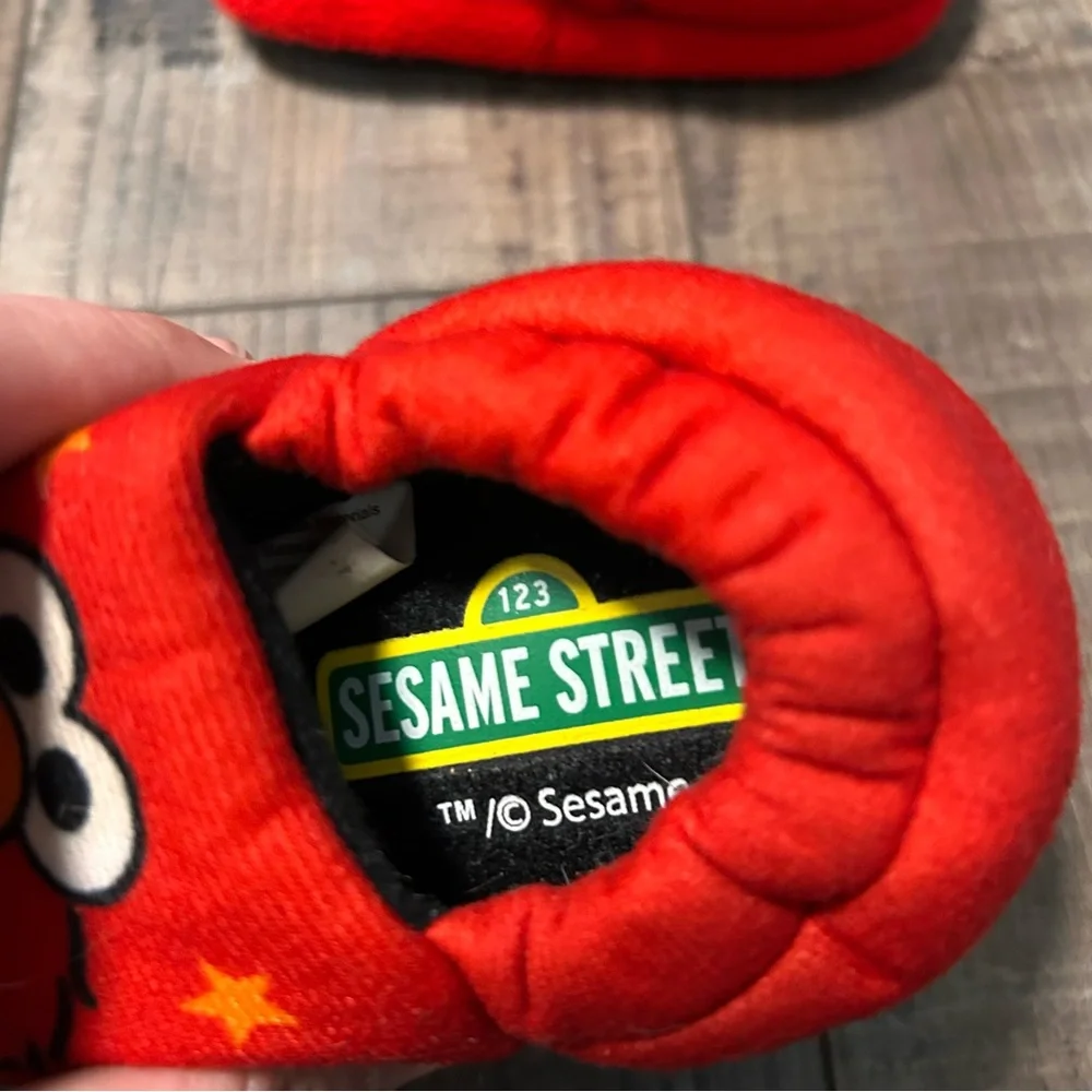 Elmo Slippers Red Adorable Toddler‎ Size 4 Never Been Worn